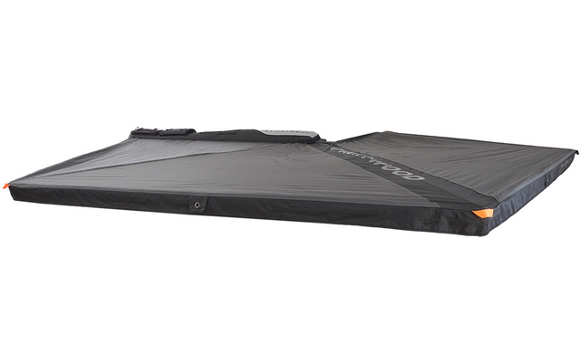 Flaches rechteckiges schwarzes Textil mit verstärkten Nähten, sichtbarem Reißverschluss und orangefarbenen Eckmarkierungen