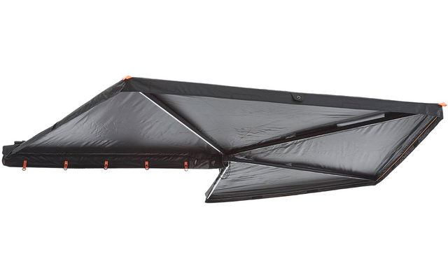 Zwei schwarze, dreieckige Stoffsegmente an einem Metallgestell mit sichtbaren Metallstreben und orangefarbenen Befestigungsösen entlang der Kanten