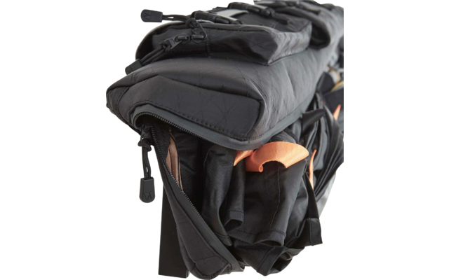 Gefaltetes schwarzes Stoffobjekt mit sichtbarem Reißverschluss und orangefarbener Schlaufe vor weißem Hintergrund