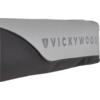 Nahaufnahme einer Matratzenkante mit weißer Oberseite, dunkelgrauer Seitenverkleidung und dem aufgedruckten Schriftzug 'VICKYWOOD'
