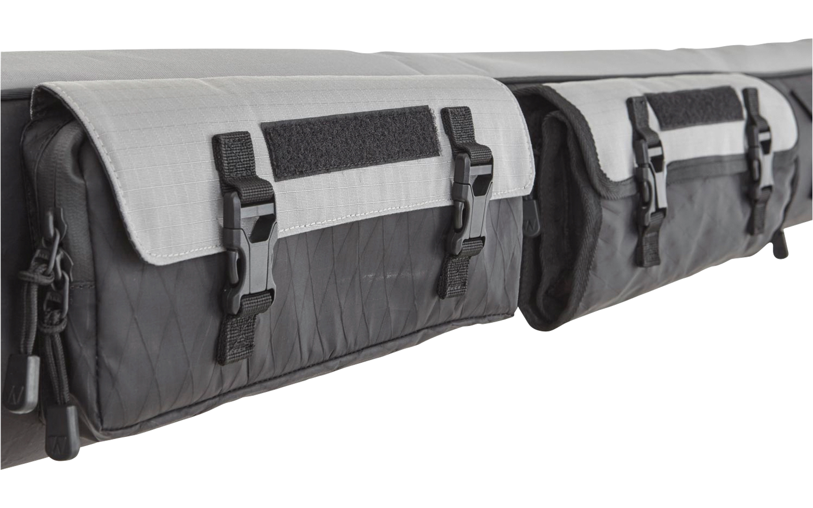 Lange schwarz-graue Stofftasche mit drei aufgesetzten Taschen, Klettstreifen und schwarzen Steckverschlüssen