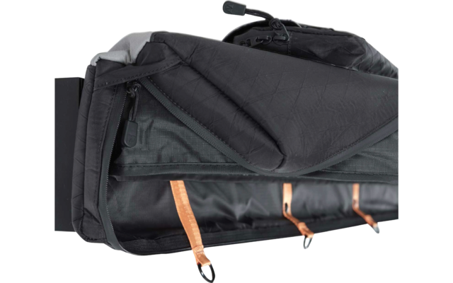 Schwarze Tasche mit geöffneter Klappe, graues Innenfutter, drei orange Riemen mit Metallringen, sichtbarer Reißverschluss