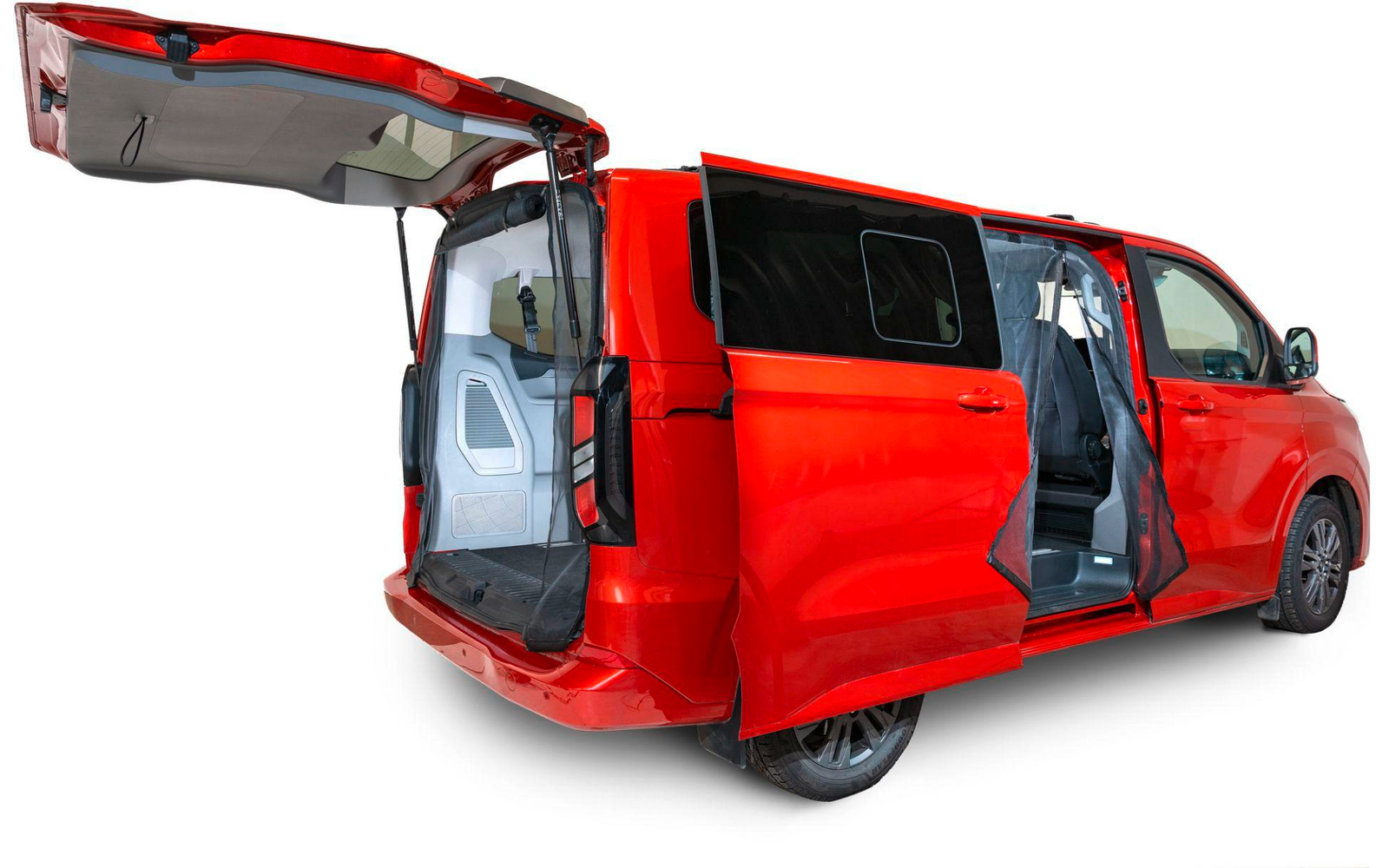 Rotes Fahrzeug mit geöffneten Seitentür und Heckklappe, weißer Hintergrund