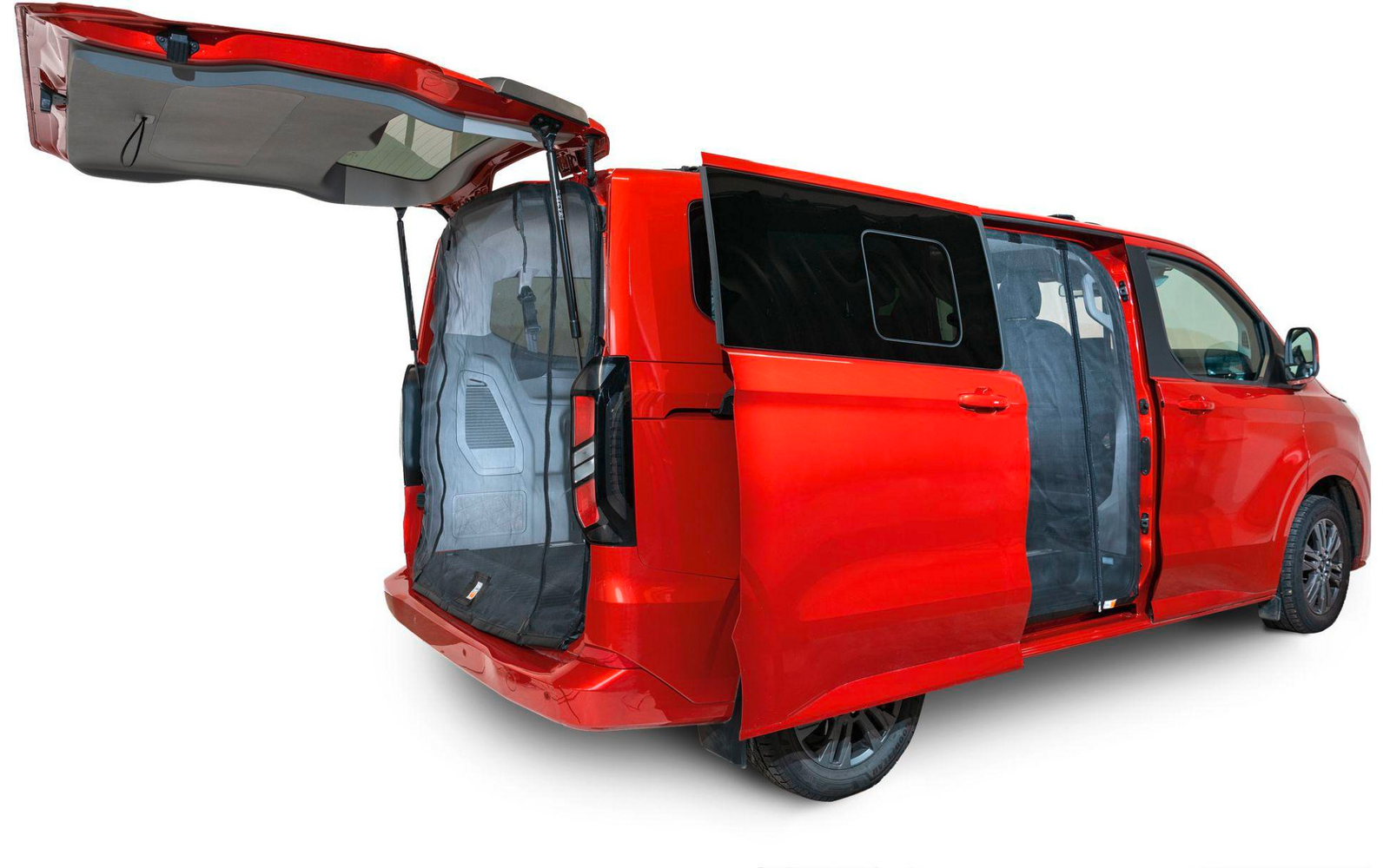 Roter Transporter mit geöffneten Hecktüren und Schiebetür auf weißem Hintergrund