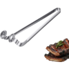 Pince en métal à côté de morceaux de steak grillé avec un brin de romarin