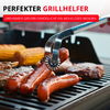 Gril avec plusieurs saucisses, épi de maïs et steaks; pince métallique aux mâchoires rondes et dentelées tient une saucisse; titre rouge 'PERFEKTER GRILLHELFER' et bannière rouge avec le texte 'DREHBARER GREIFER ERMÖGLICHT EIN MÜHELOSES WENDEN'