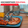 Pince en acier inoxydable tenant une saucisse enroulée sur une assiette bleue; autres saucisses et un morceau d’épi de maïs sur une table en bois; bannières promotionnelles allemandes visibles en haut