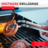 Main tenant une pince à grill en acier inoxydable avec deux petites roues, soulevant une saucisse en spirale au‑dessus d'une grille; un steak et un épi de maïs sont sur la grille; en haut à gauche texte rouge 'WESTMARK GRILLZANGE'