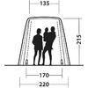 Schwarz-weiße technische Zeichnung eines aufgestellten Zeltes mit drei schwarzen Personen-Silhouetten in der Mitte, eine Silhouette wird von einer anderen gehalten; Maßangaben: 135 oben, 215 rechts, 170 und 220 unten