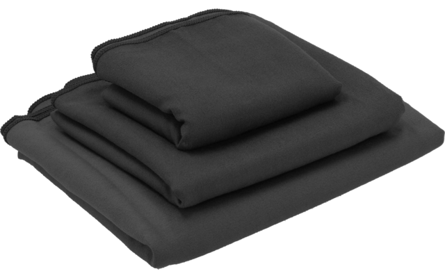 Drei gefaltete schwarze Textilien unterschiedlicher Größe, übereinandergelegt auf weißem Hintergrund