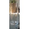 Leeg glas op een houten tafel met wazige achtergrond