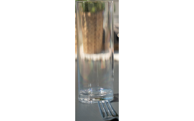 Leeg glas op een houten tafel met wazige achtergrond