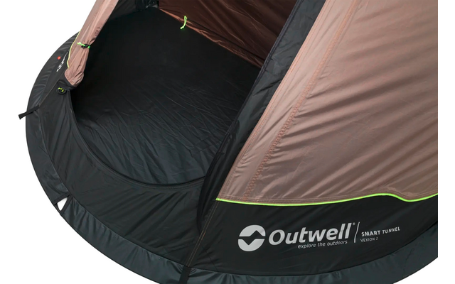 Geöffnetes Campingzelt mit schwarzem Innenboden, hellbrauner Außenwand und sichtbarem Schriftzug "Outwell" an der Kante