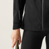Person trägt schwarze Jacke und hält eine Handtasche
