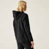 Frau von hinten mit einem schwarzen Kapuzenpullover