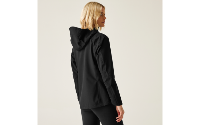 Frau von hinten mit einem schwarzen Kapuzenpullover
