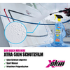Sprühflasche mit Skim Xtra-Skin Schutzfilm vor einer hellen Leinwand mit grafischen Linien