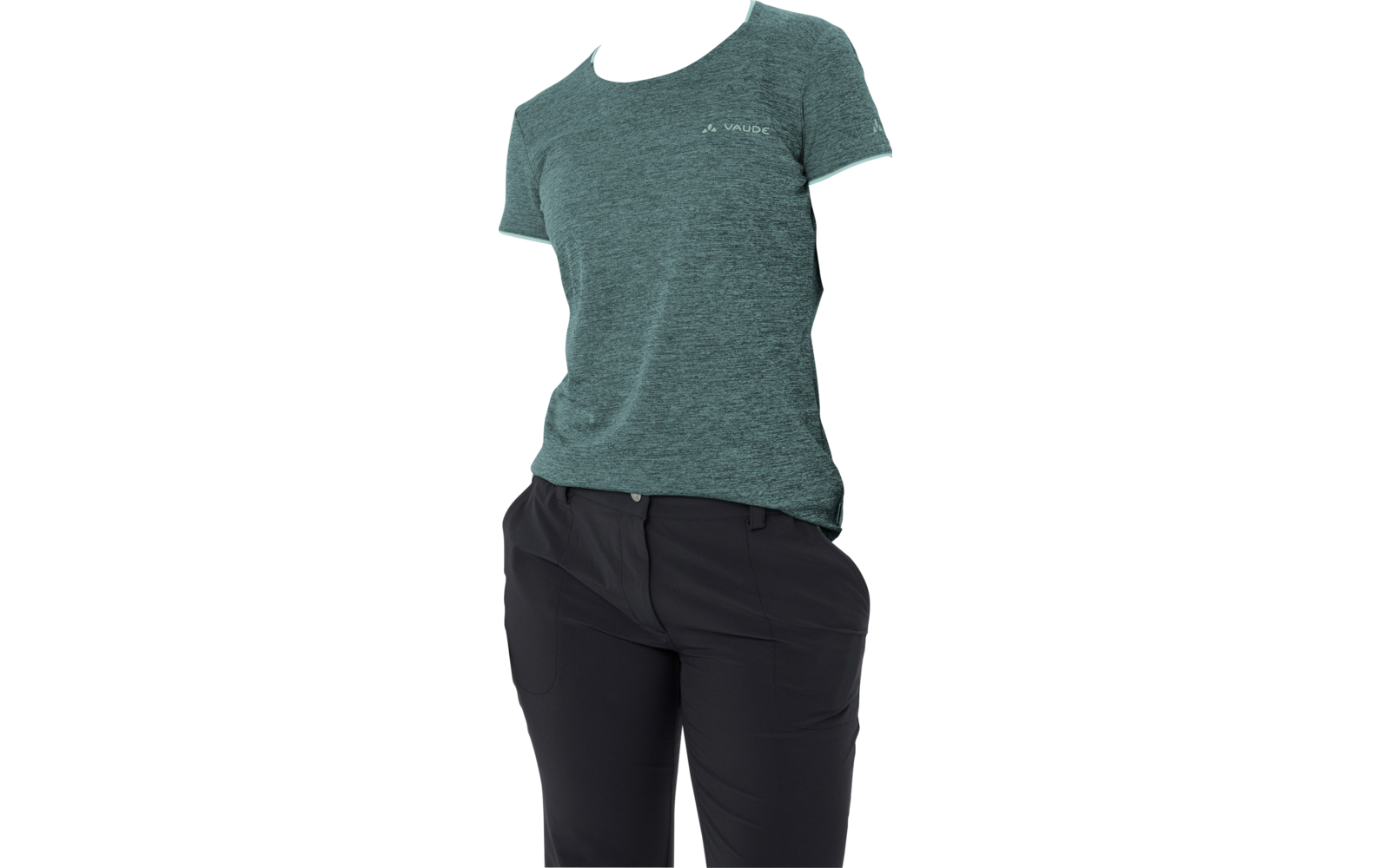 Persona con capelli raccolti in coda, T‑shirt verde acqua a maniche corte con piccolo logo, pantaloni neri, in posizione laterale, sguardo verso destra, sfondo bianco