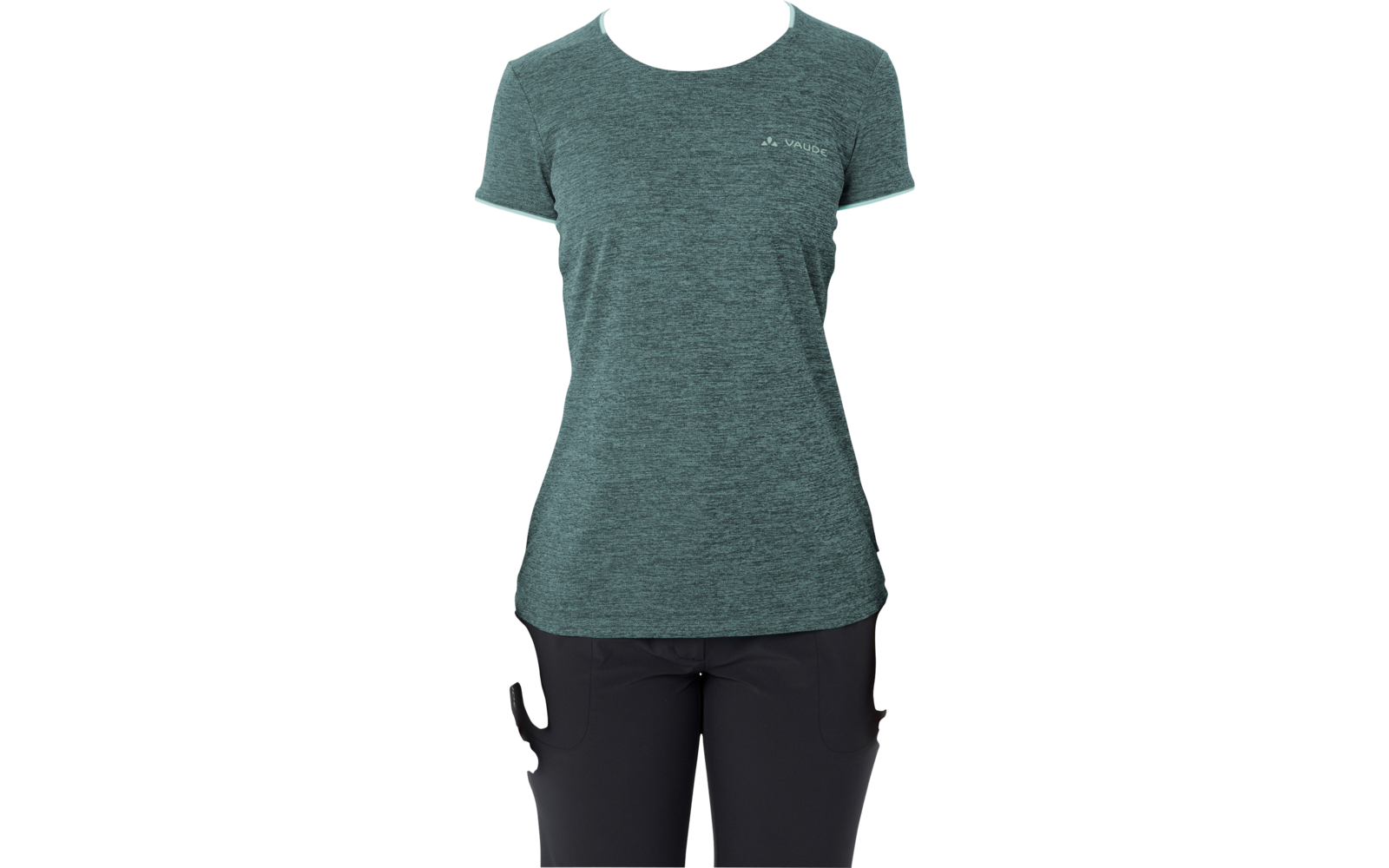 Persona in piedi di fronte alla fotocamera, indossa una maglietta verde e pantaloni neri