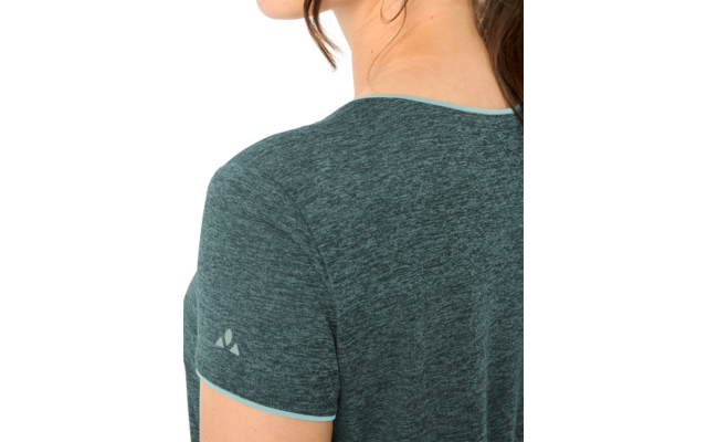 Rückenansicht einer Person mit zusammengebundenem dunklem Haar, türkis meliertes T-Shirt mit hellen Einfassungen am Kragen und Ärmel, kleines weißes Logo auf dem Ärmel, weißer Hintergrund