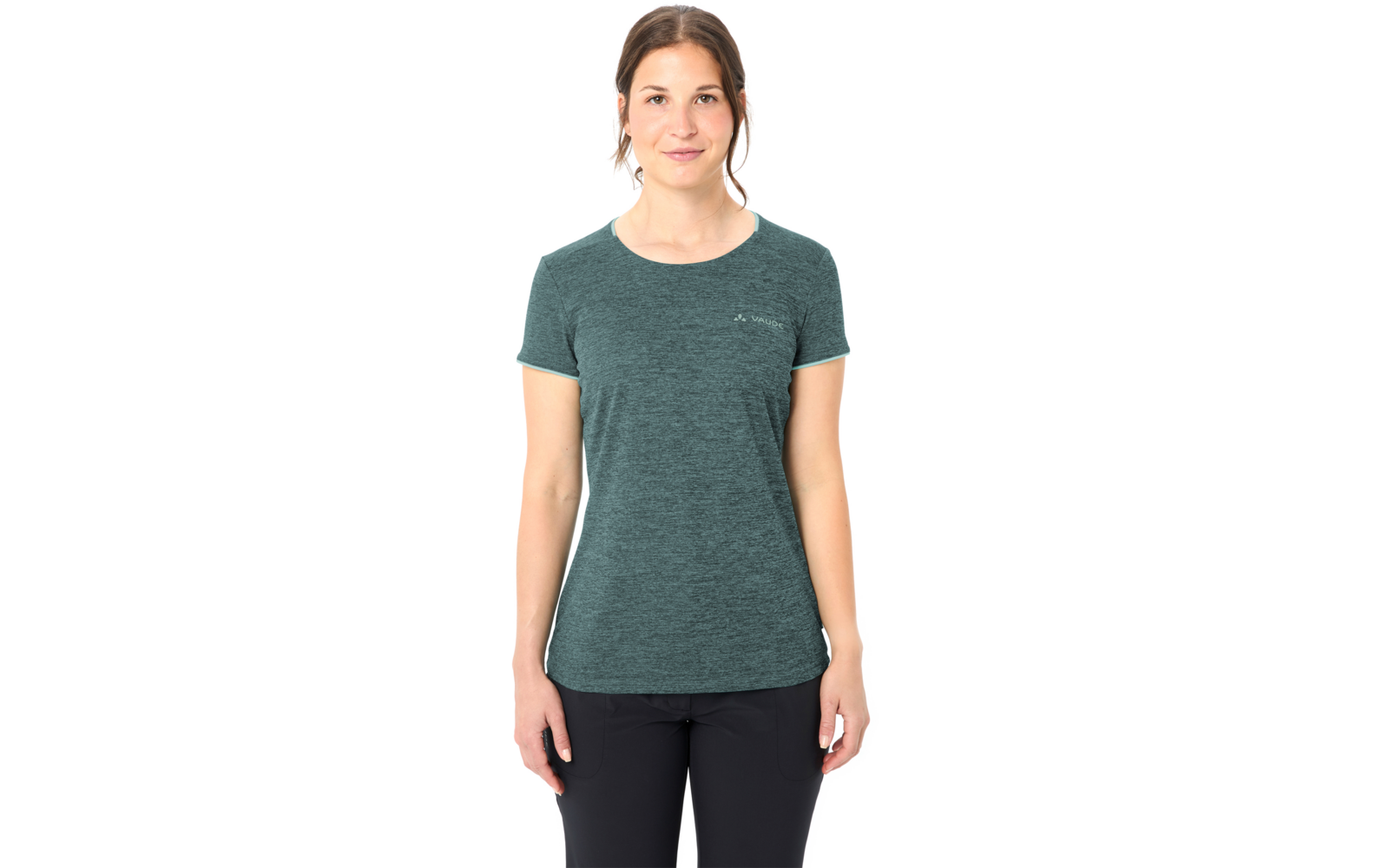 Person steht frontal zur Kamera, trägt grünes T‑Shirt und schwarze Hose