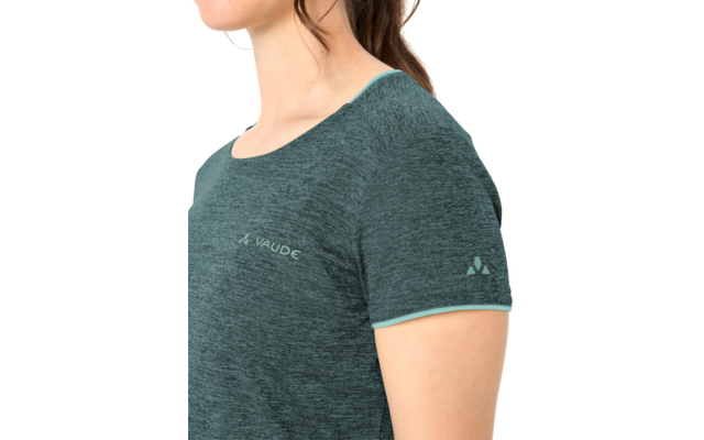 Nahaufnahme des Oberkörpers einer Person in einem grün-türkisfarbenen T-Shirt mit Schriftzug 'VAUDE' auf der Brust und kleinem Logo auf dem Ärmel