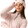 Person mit rosa Strickmütze, rosa wattiertem Pullover mit kurzem Reißverschluss, Sonnenbrille auf der Mütze, Blick nach unten rechts