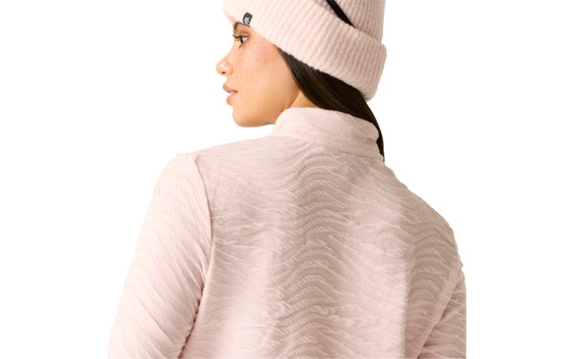 Person im Seitenprofil, trägt hellrosa strukturierte Jacke und passende gestrickte Mütze