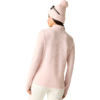 Person von hinten in rosa strukturierter Langarmjacke, weißer Hose, rosa Strickmütze mit Bommel und Brille auf der Mütze, heller Hintergrund