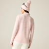 Person von hinten in rosa strukturierter Langarmjacke, weißer Hose, rosa Strickmütze mit Bommel und Brille auf der Mütze, heller Hintergrund