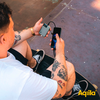 Een persoon die een opengevouwen smartphone vasthoudt en ernaar kijkt, zittend op een trede