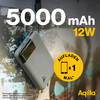 Mobiele telefoon met hoes en tekst '5000 mAh 12W' op grijze achtergrond