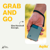Hand houdt een smartphone met een zwarte polsband tegen een geel achtergron, tekst: Grab and go, een handvol energie
