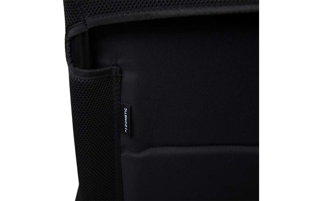 Schwarze, gepolsterte Fläche mit seitlicher Netzstofftasche und kleinem schwarzen Textetikett