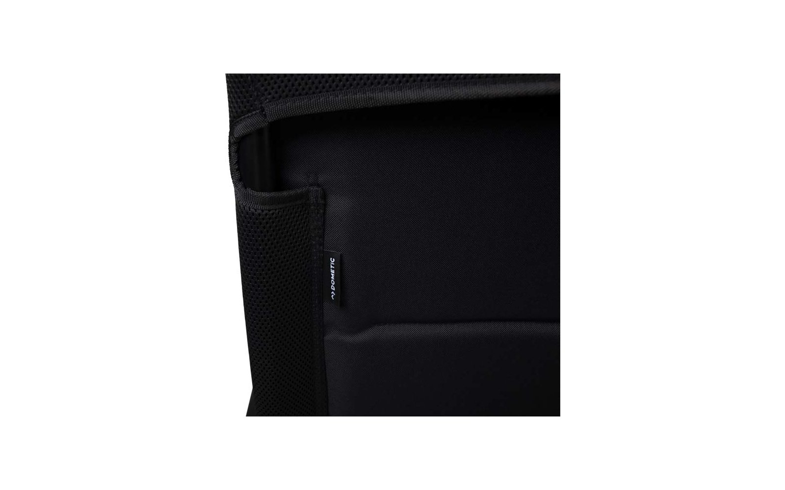 Schwarze, gepolsterte Fläche mit seitlicher Netzstofftasche und kleinem schwarzen Textetikett