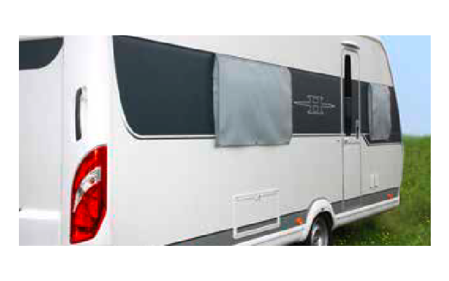 Weißer Wohnwagen auf Gras, Seitenansicht mit dunklen Fenstern, einem hellgrauen Tuch über einem Seitenfenster, sichtbarer Tür, Rad und rotem Rücklicht