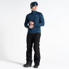 Een man staat in outdoor kleding en kijkt omhoog