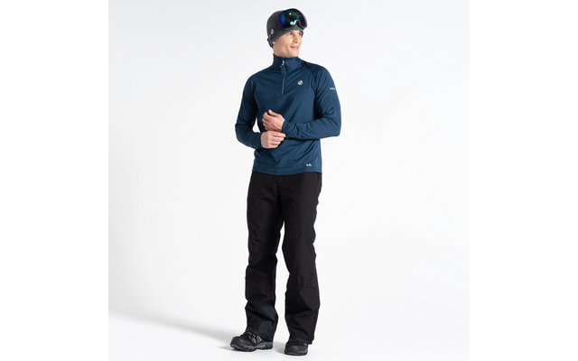 Een man staat in outdoor kleding en kijkt omhoog