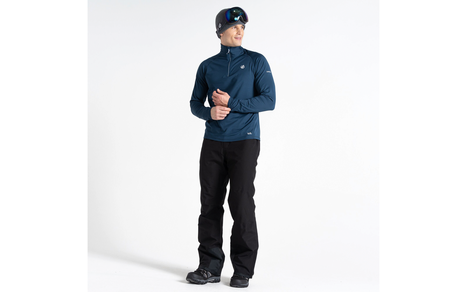 Een man staat in outdoor kleding en kijkt omhoog