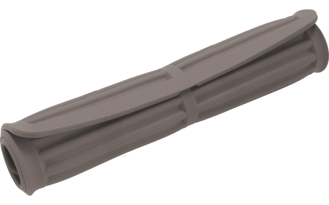 Braunes Lederetui mit zwei Reißverschlüssen auf weißem Hintergrund