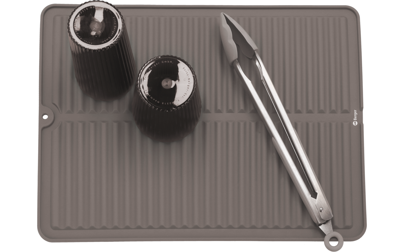 Tintenfass, Federhalter und Blatt Papier auf einer Unterlage