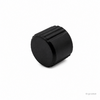 Objet cylindrique noir avec côtés rainurés et face ronde plate sur fond blanc