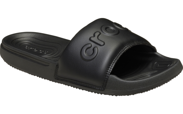 Schwarze Slide-Sandale mit breitem Riemen, eingeprägtem "Crocs"-Logo und strukturierter Fußsohle
