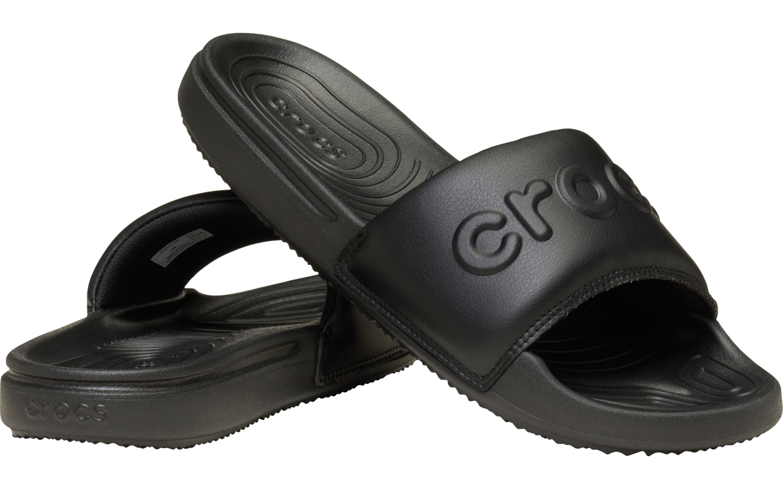 Zwei schwarze Slide-Sandalen, eine liegt teilweise auf der anderen; „crocs“ auf dem oberen Riemen geprägt