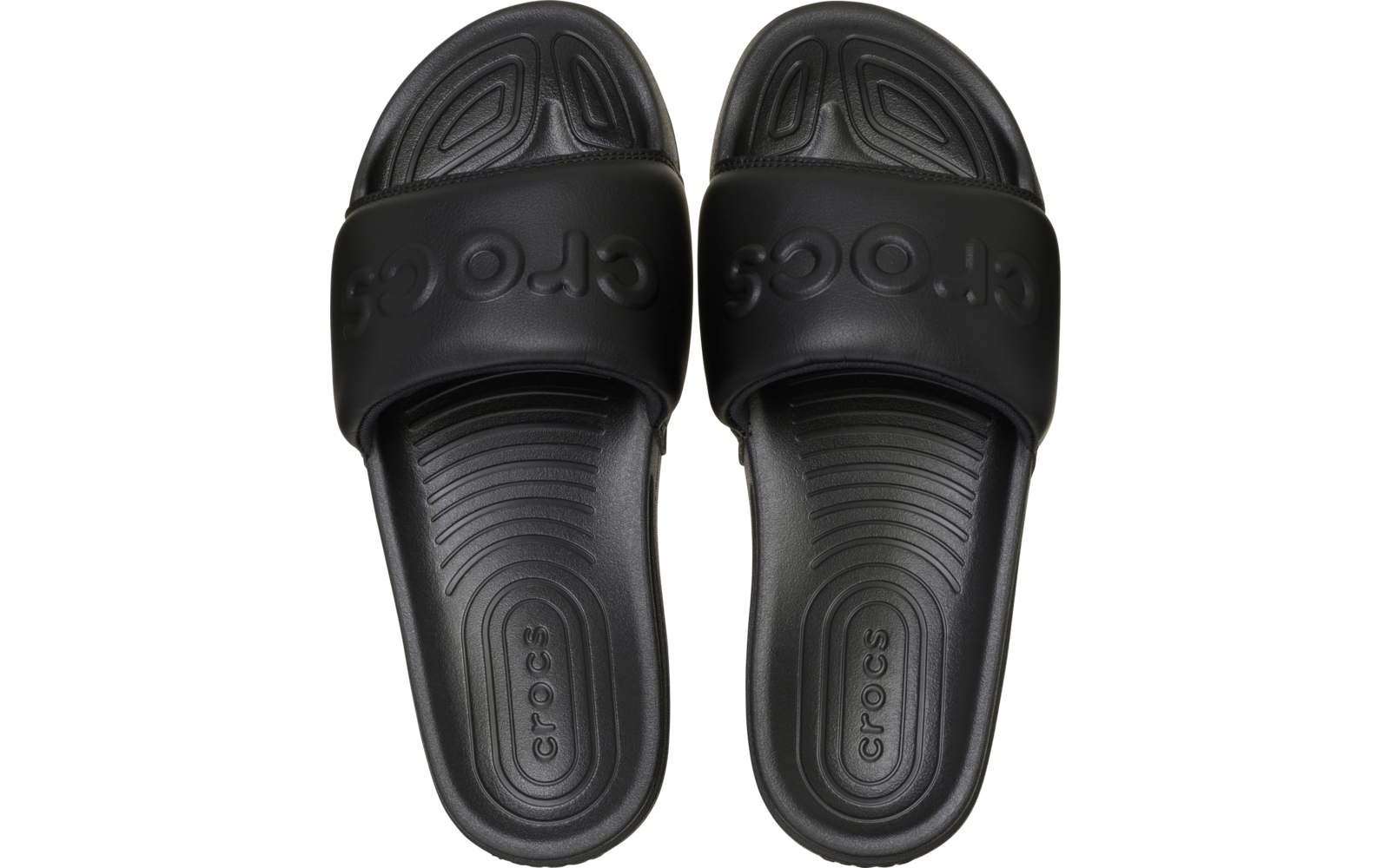 Paar schwarzer Crocs-Pantoletten von oben, nebeneinander, geprägtes crocs-Logo auf Riemen und Fußbett, gerillte Fußbettoberfläche