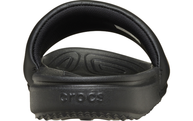 Schwarzer Crocs-Schuh von hinten, sichtbarer Fersenriemen und geprägter Schriftzug crocs am Absatz