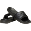 Zwei schwarze Slide-Sandalen, eine liegt teilweise auf der anderen; „crocs“ auf dem oberen Riemen geprägt