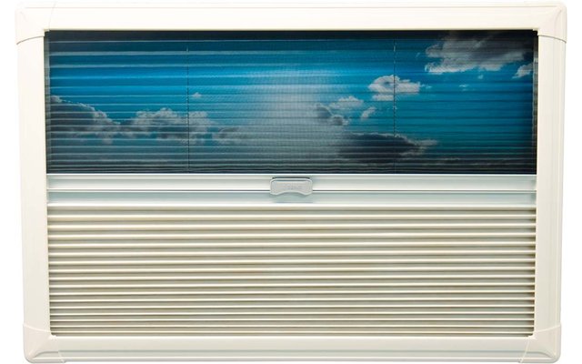 Cadre de fenêtre blanc avec store partiellement baissé ; les lamelles supérieures montrent un ciel bleu avec des nuages, les lamelles inférieures sont blanches/beiges