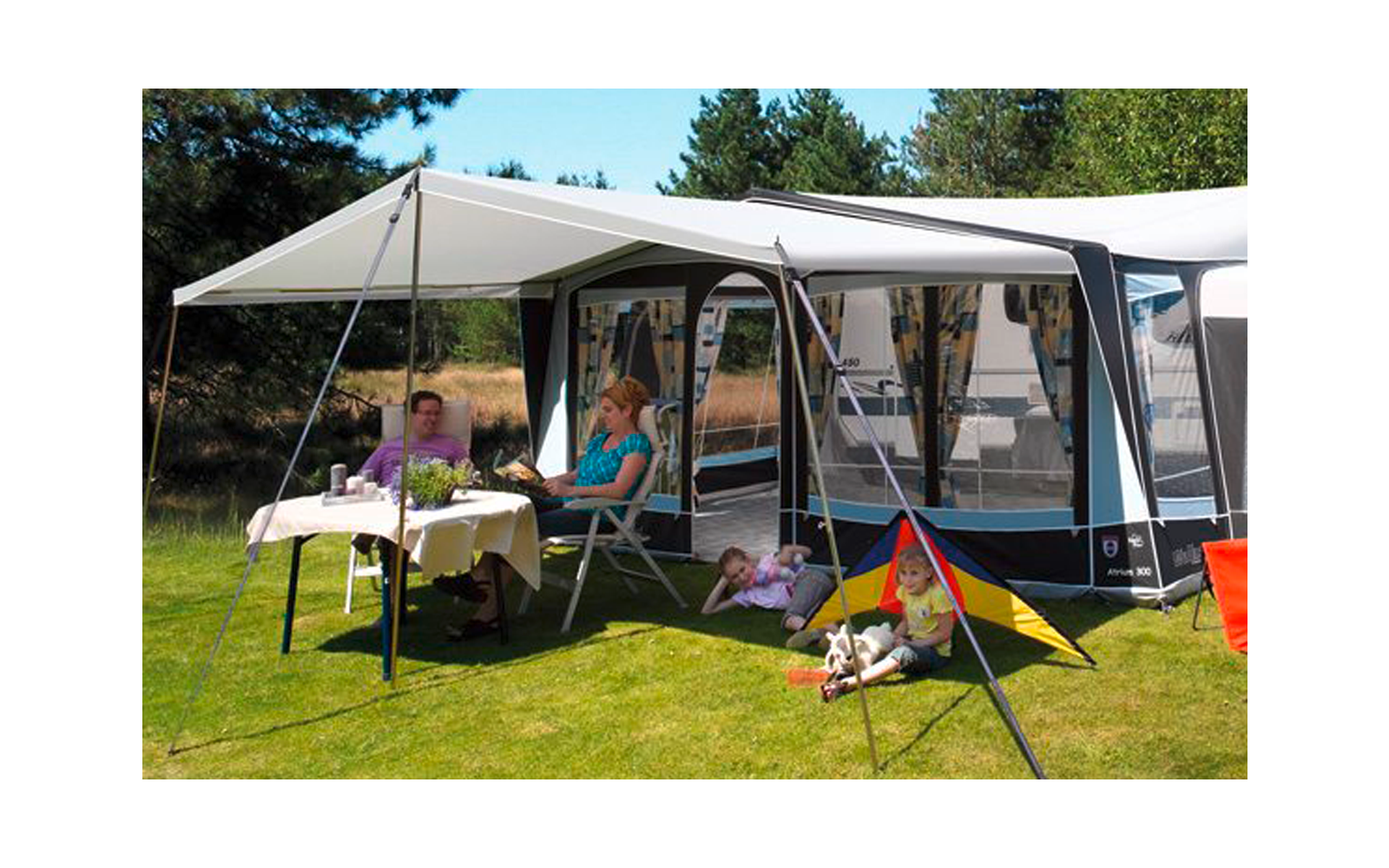 Caravana con toldo desplegado y tres personas sentadas afuera