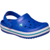 Blauer Kunststoff-Clog mit Fersenriemen, Lüftungsöffnungen oben, weißer Sohle mit türkisgrünen Streifen und rundem Logo an der Seite